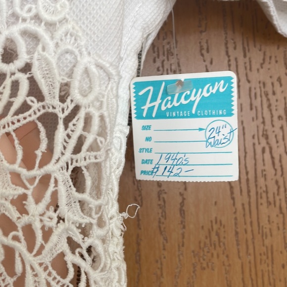 1940’s Vintage Dress. Still has tags on it. Comes with a peach slip underneath. - Picture 2 of 3